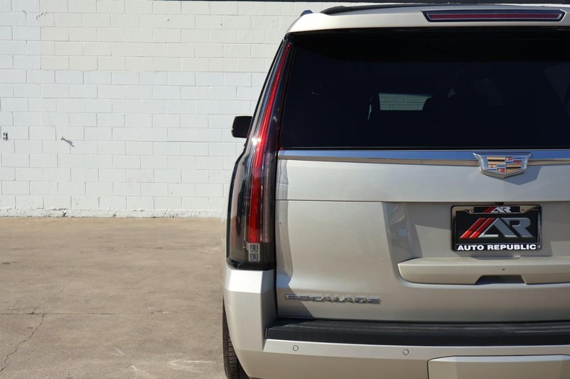 Cadillac Escalade ESV Vehicle Full-screen Gallery Image 07