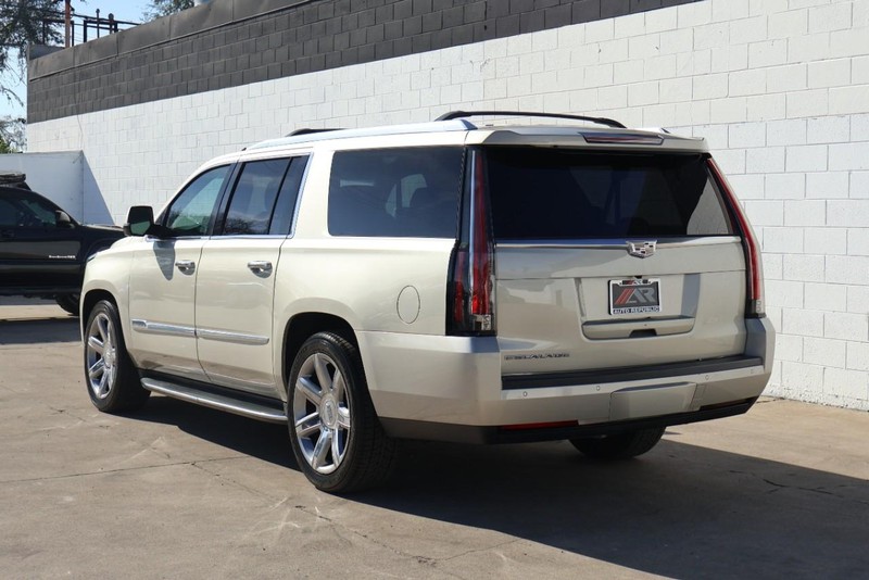Cadillac Escalade ESV Vehicle Full-screen Gallery Image 09