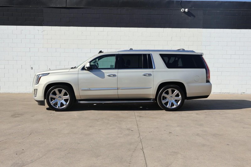 Cadillac Escalade ESV Vehicle Full-screen Gallery Image 10