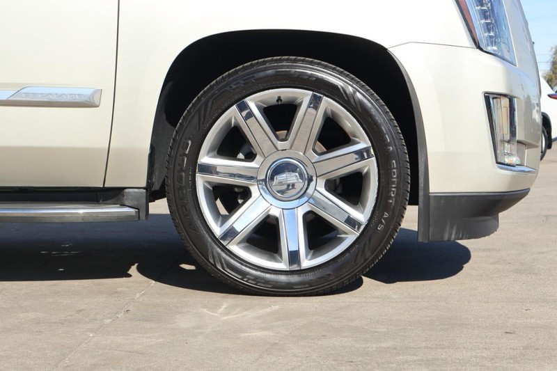 Cadillac Escalade ESV Vehicle Full-screen Gallery Image 13