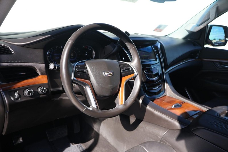 Cadillac Escalade ESV Vehicle Full-screen Gallery Image 14