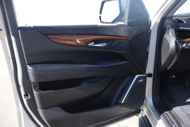 Cadillac Escalade ESV Vehicle Full-screen Gallery Image 15