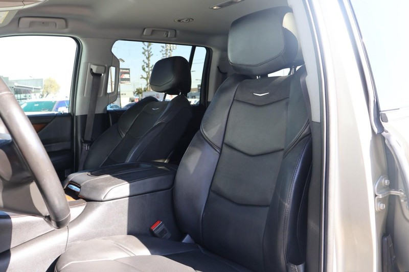 Cadillac Escalade ESV Vehicle Full-screen Gallery Image 17