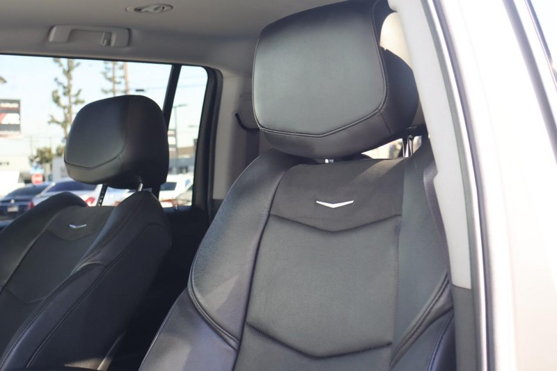 Cadillac Escalade ESV Vehicle Full-screen Gallery Image 18