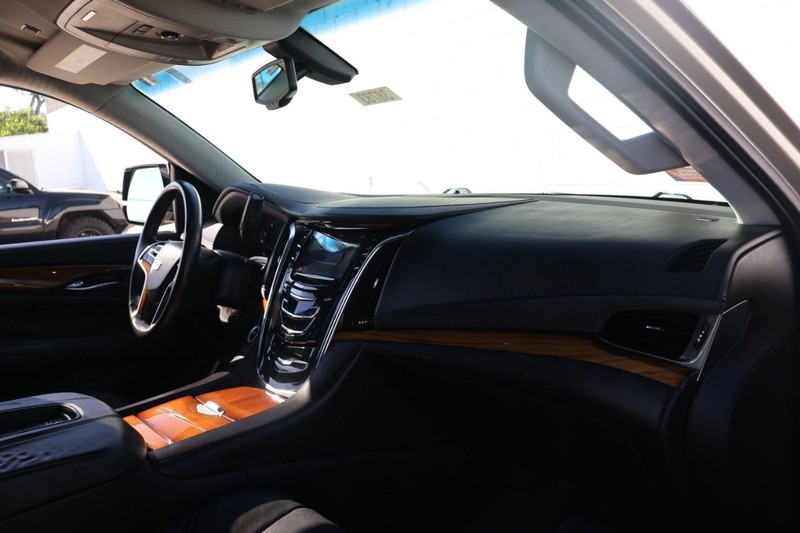 Cadillac Escalade ESV Vehicle Full-screen Gallery Image 19