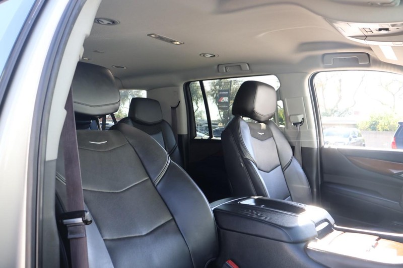 Cadillac Escalade ESV Vehicle Full-screen Gallery Image 20
