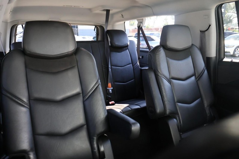 Cadillac Escalade ESV Vehicle Full-screen Gallery Image 21