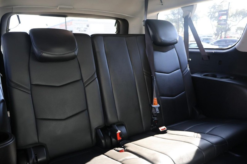 Cadillac Escalade ESV Vehicle Full-screen Gallery Image 22