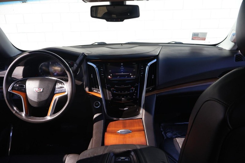 Cadillac Escalade ESV Vehicle Full-screen Gallery Image 23
