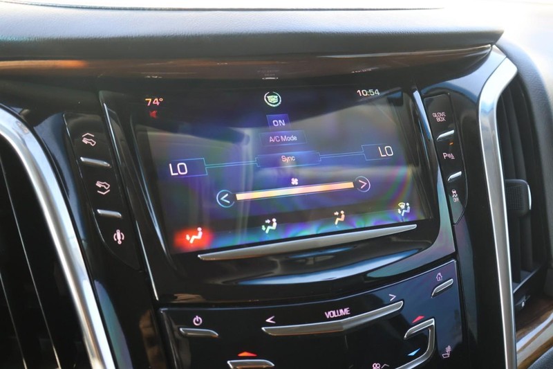 Cadillac Escalade ESV Vehicle Full-screen Gallery Image 30