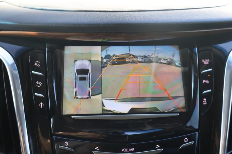 Cadillac Escalade ESV Vehicle Full-screen Gallery Image 31