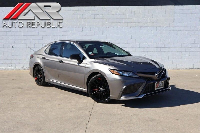 Toyota Camry Vehicle Full-screen Gallery Image 01