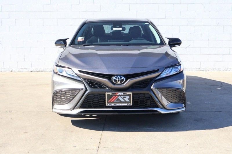 Toyota Camry Vehicle Full-screen Gallery Image 02