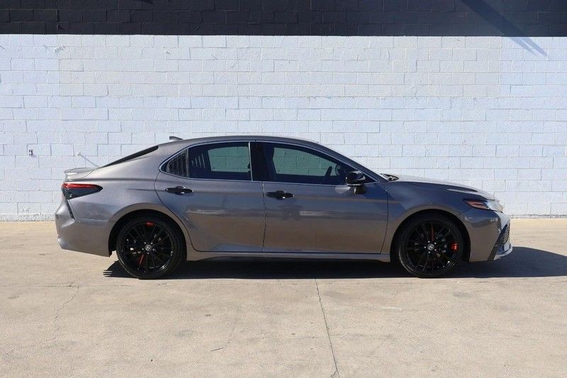 Toyota Camry Vehicle Full-screen Gallery Image 04