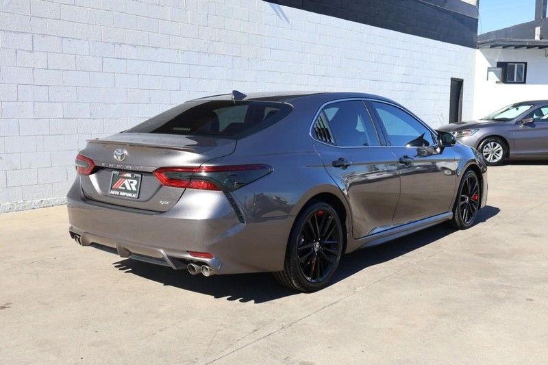 Toyota Camry Vehicle Full-screen Gallery Image 05