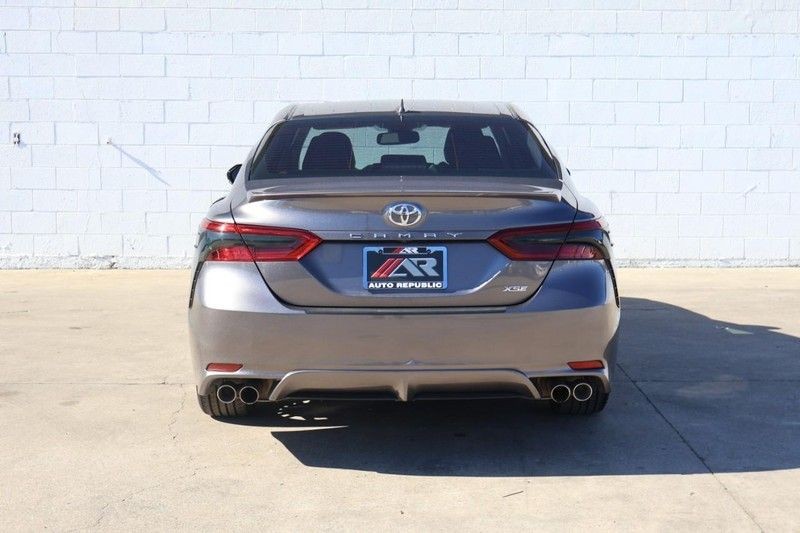 Toyota Camry Vehicle Full-screen Gallery Image 06