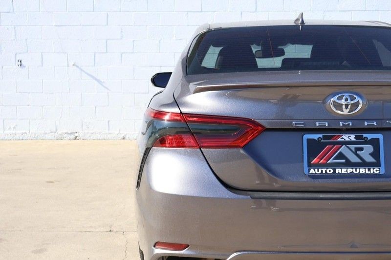 Toyota Camry Vehicle Full-screen Gallery Image 07