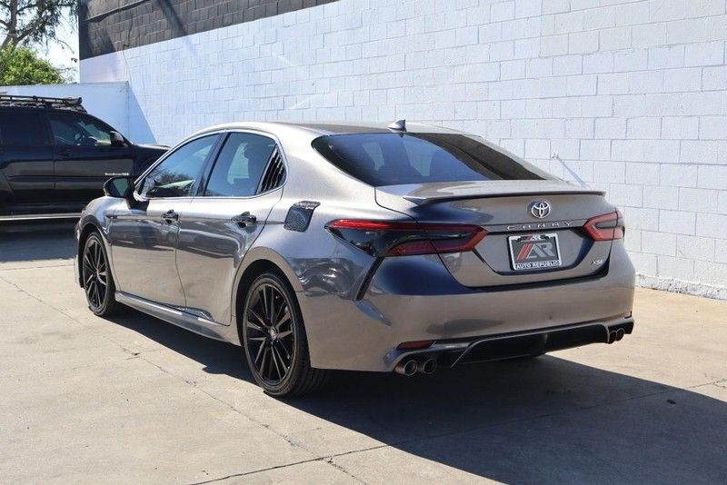 Toyota Camry Vehicle Full-screen Gallery Image 09