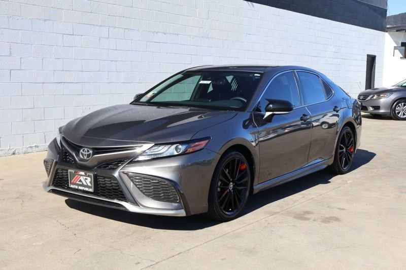 Toyota Camry Vehicle Full-screen Gallery Image 11