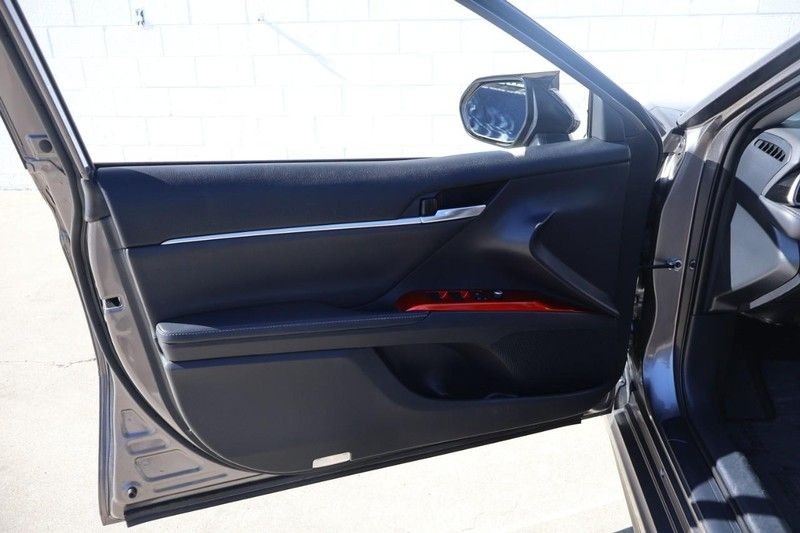 Toyota Camry Vehicle Full-screen Gallery Image 14