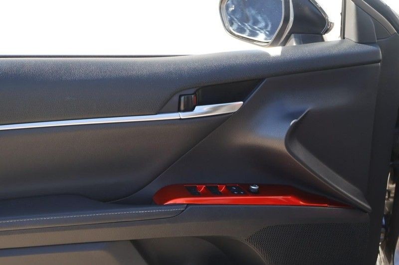 Toyota Camry Vehicle Full-screen Gallery Image 15