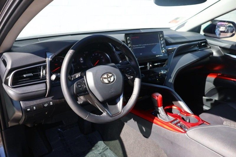 Toyota Camry Vehicle Full-screen Gallery Image 16