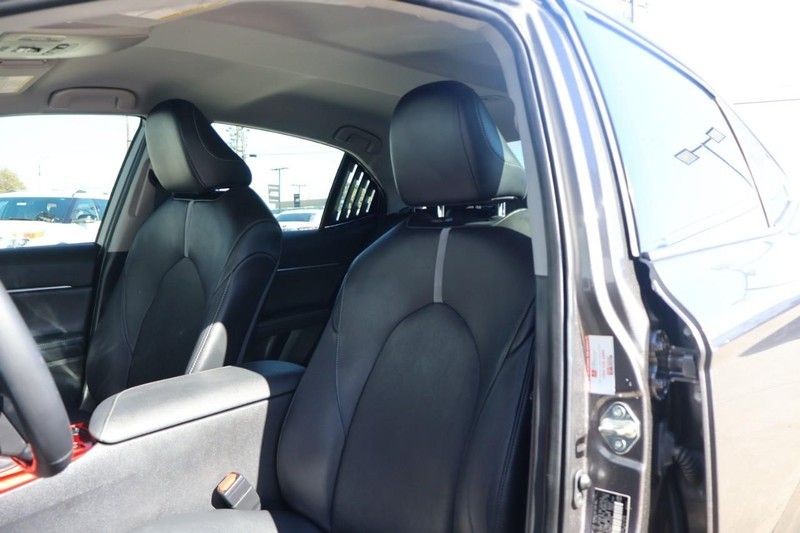 Toyota Camry Vehicle Full-screen Gallery Image 17