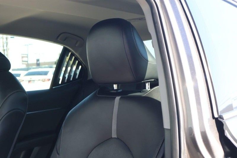 Toyota Camry Vehicle Full-screen Gallery Image 18