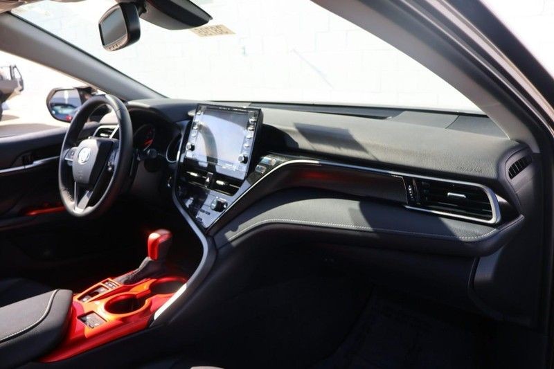 Toyota Camry Vehicle Full-screen Gallery Image 19