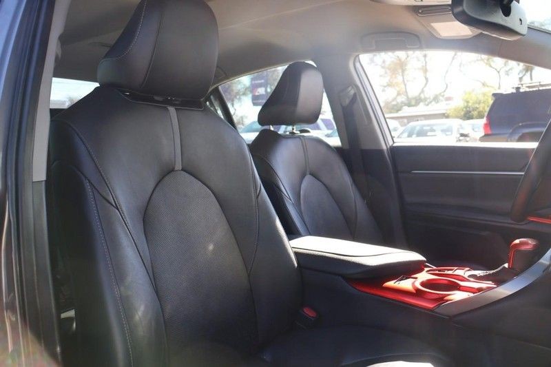 Toyota Camry Vehicle Full-screen Gallery Image 20