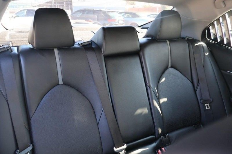 Toyota Camry Vehicle Full-screen Gallery Image 21