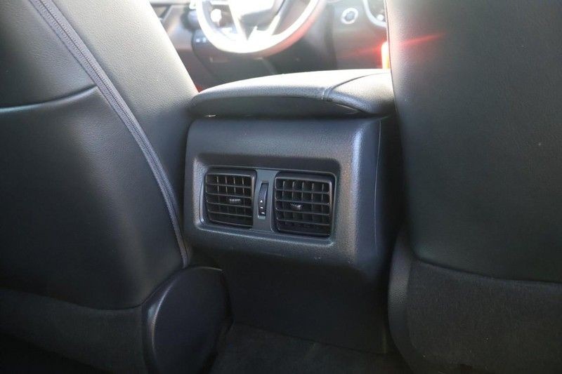 Toyota Camry Vehicle Full-screen Gallery Image 22