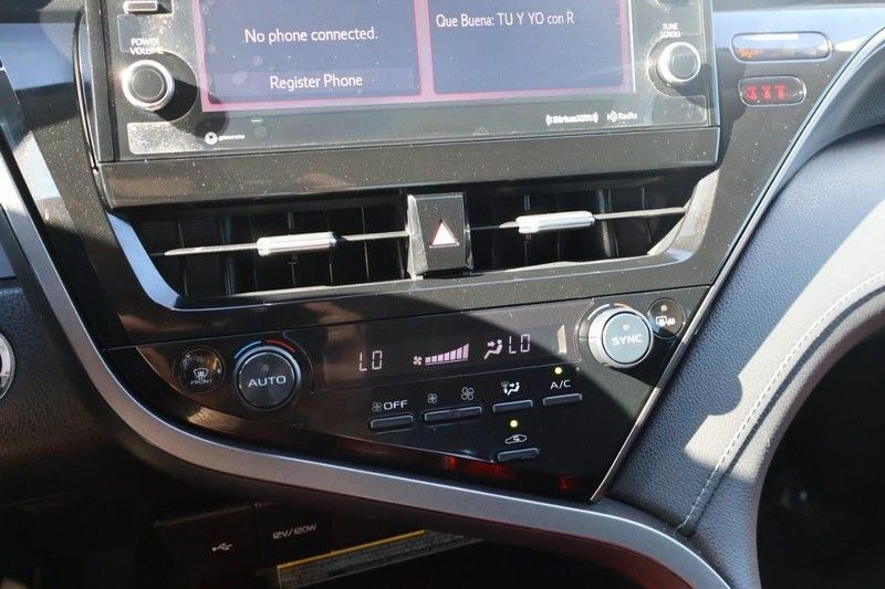 Toyota Camry Vehicle Full-screen Gallery Image 31