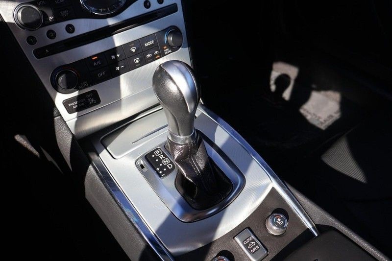 INFINITI G37 Convertible Vehicle Full-screen Gallery Image 30