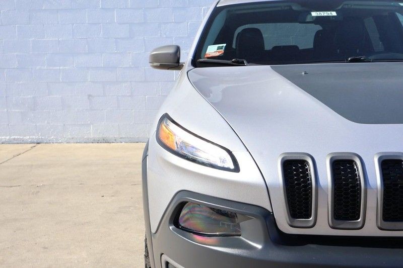 Jeep Cherokee Vehicle Full-screen Gallery Image 03