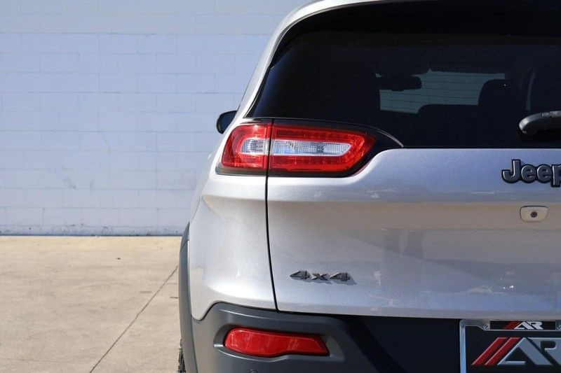 Jeep Cherokee Vehicle Full-screen Gallery Image 07