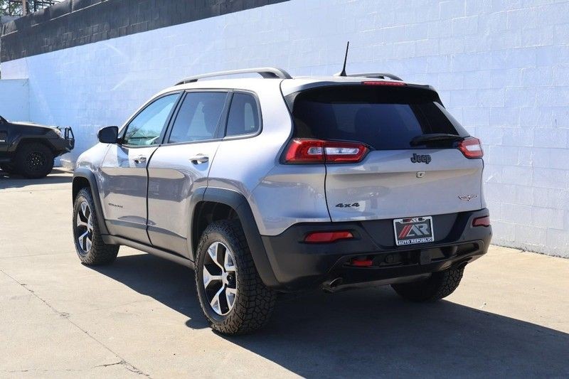 Jeep Cherokee Vehicle Full-screen Gallery Image 09