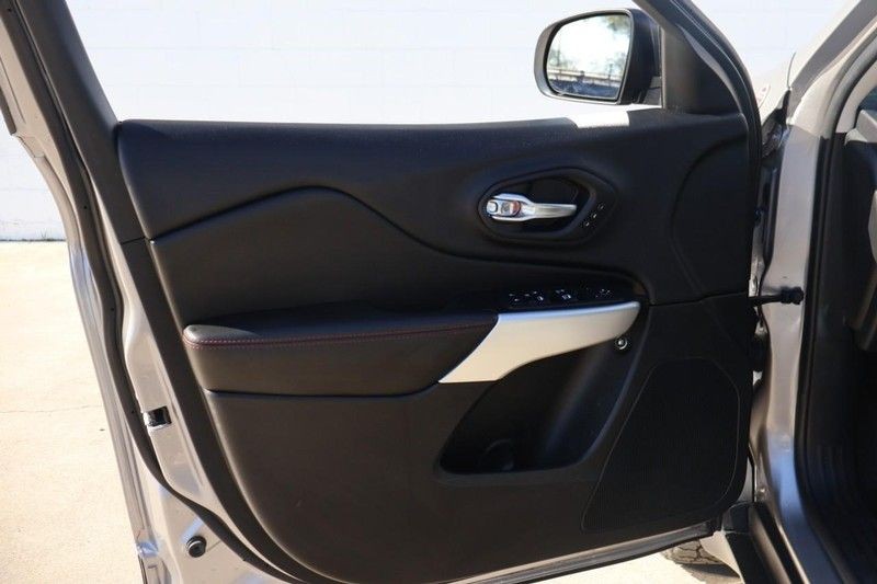 Jeep Cherokee Vehicle Full-screen Gallery Image 14