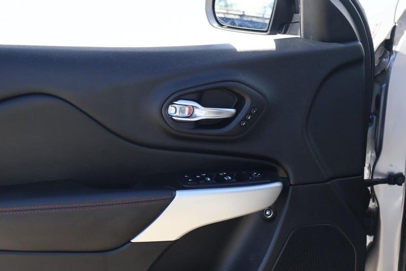 Jeep Cherokee Vehicle Full-screen Gallery Image 15