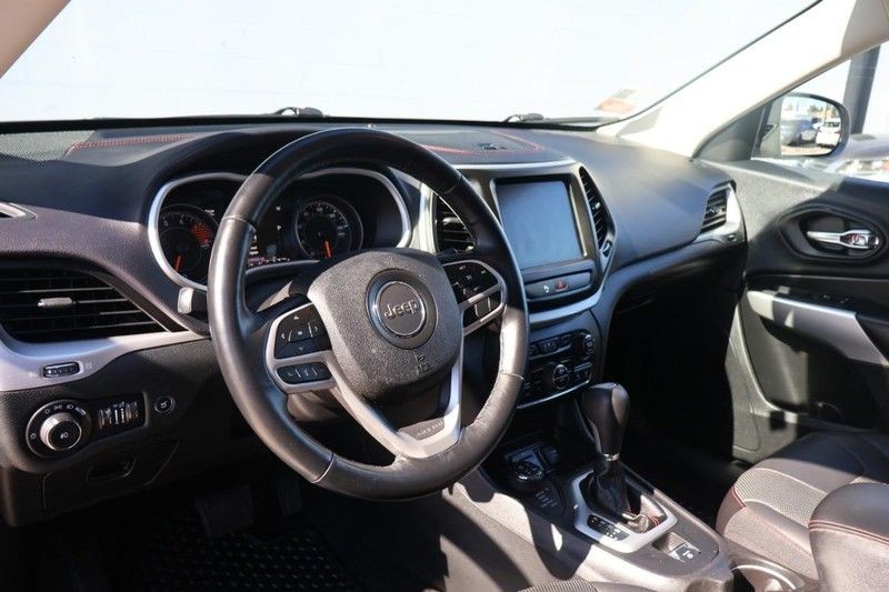 Jeep Cherokee Vehicle Full-screen Gallery Image 16