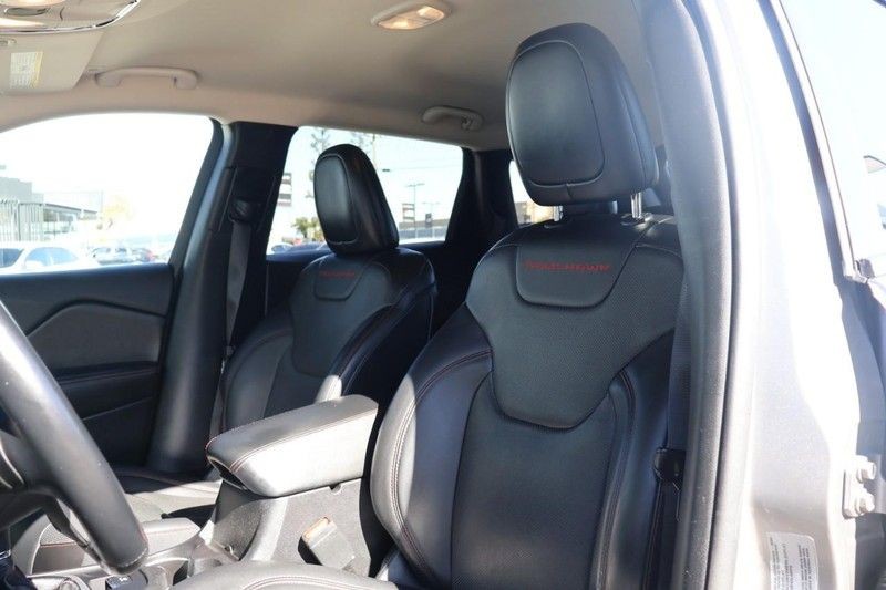 Jeep Cherokee Vehicle Full-screen Gallery Image 17