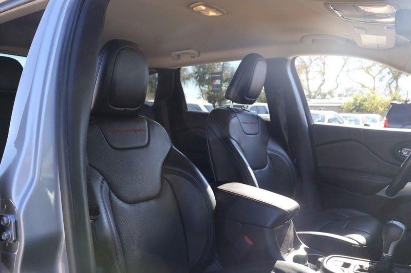 Jeep Cherokee Vehicle Full-screen Gallery Image 20