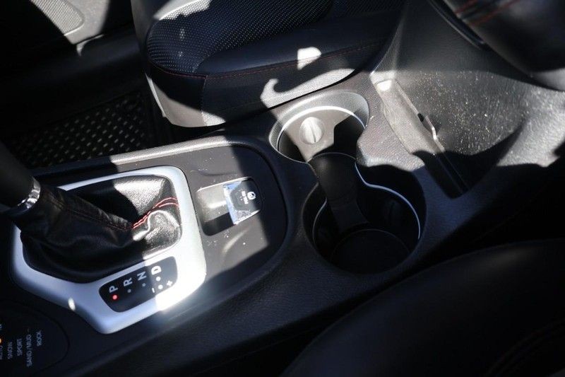 Jeep Cherokee Vehicle Full-screen Gallery Image 32