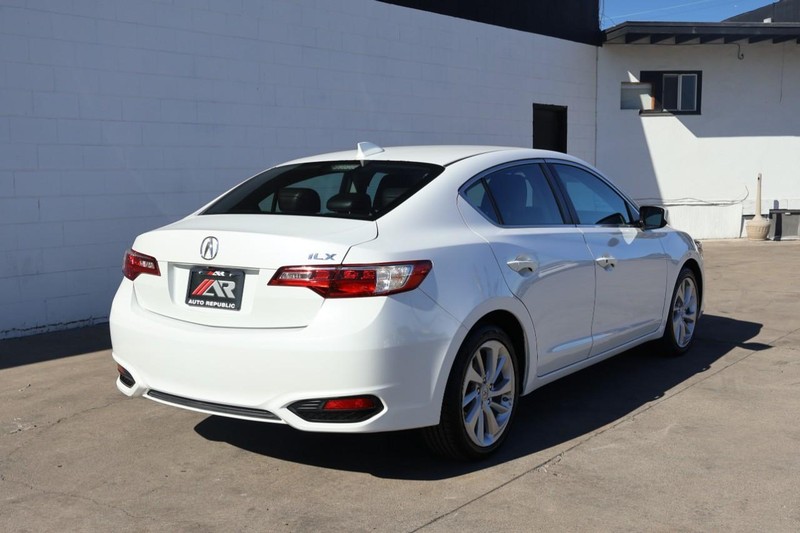 Acura ILX Vehicle Full-screen Gallery Image 05