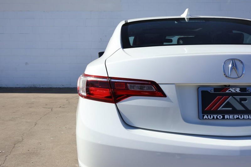 Acura ILX Vehicle Full-screen Gallery Image 07