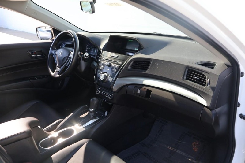 Acura ILX Vehicle Full-screen Gallery Image 18