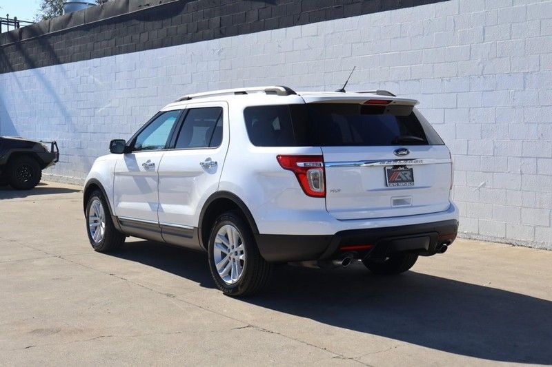 Ford Explorer Vehicle Full-screen Gallery Image 09