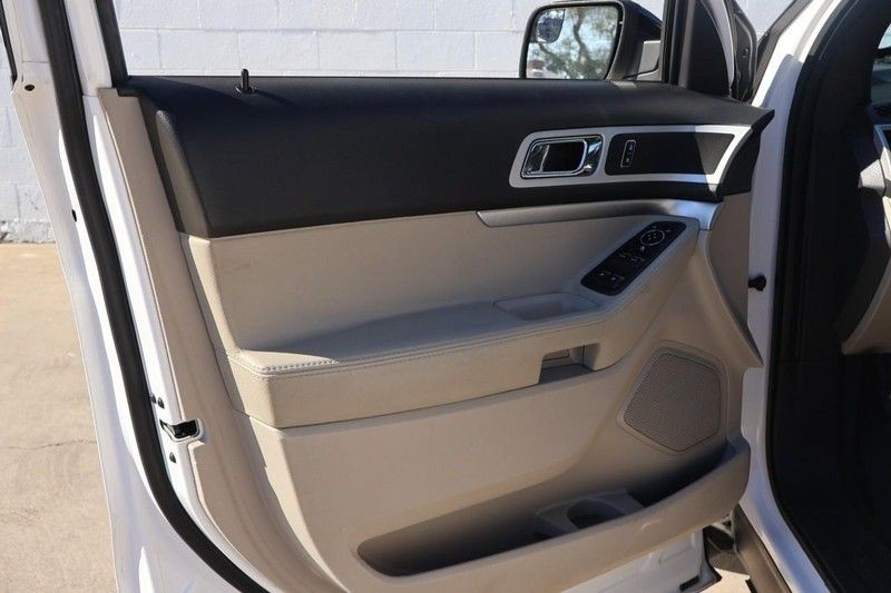 Ford Explorer Vehicle Full-screen Gallery Image 14