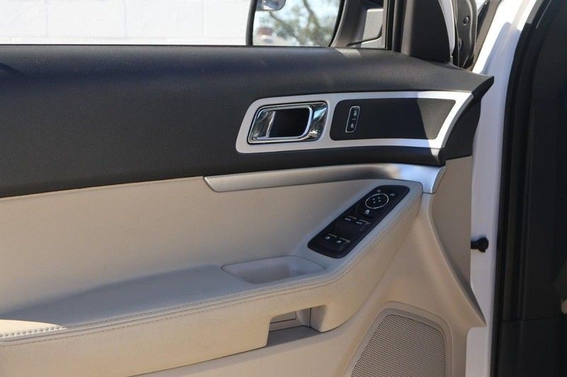 Ford Explorer Vehicle Full-screen Gallery Image 15