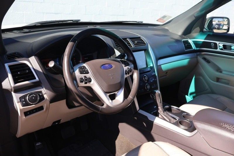 Ford Explorer Vehicle Full-screen Gallery Image 16